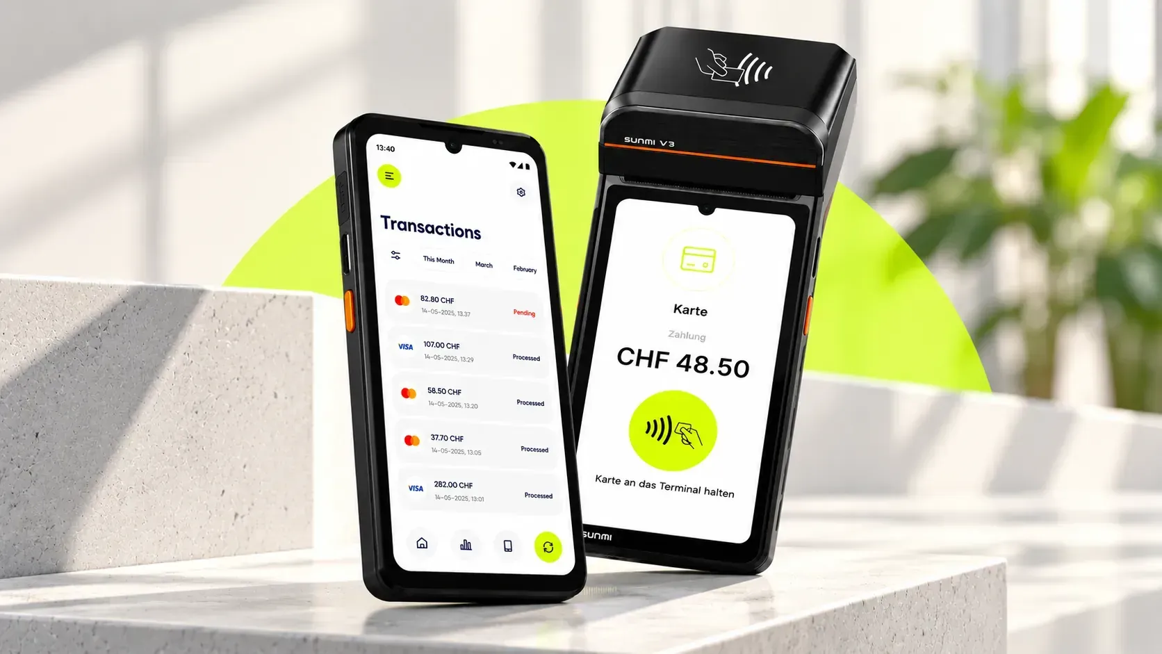 Ein Smartphone mit der Aduno-Pay-App neben einem Zahlterminal, auf dessen Bildschirm der Betrag CHF 48.50 und der Hinweis steht, die Karte an das Terminal zu halten