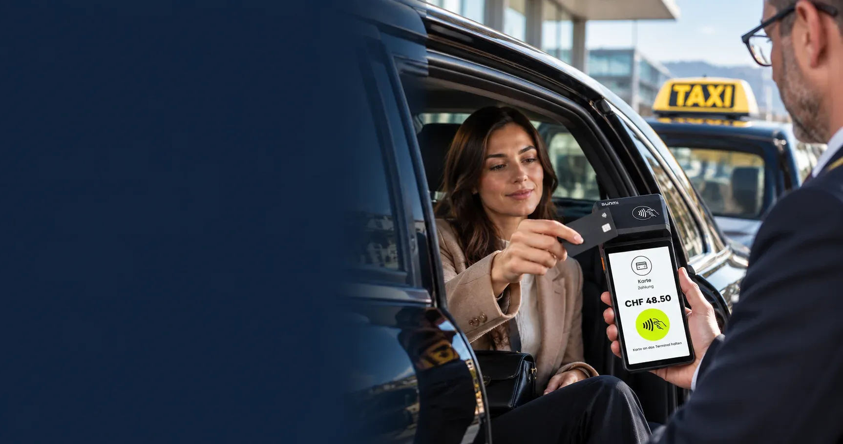 Eine Kundin hält beim Aussteigen aus einem Schweizer Taxi ihre Karte an das mobile Aduno-Pay-Terminal, das der Fahrer ihr hinhält