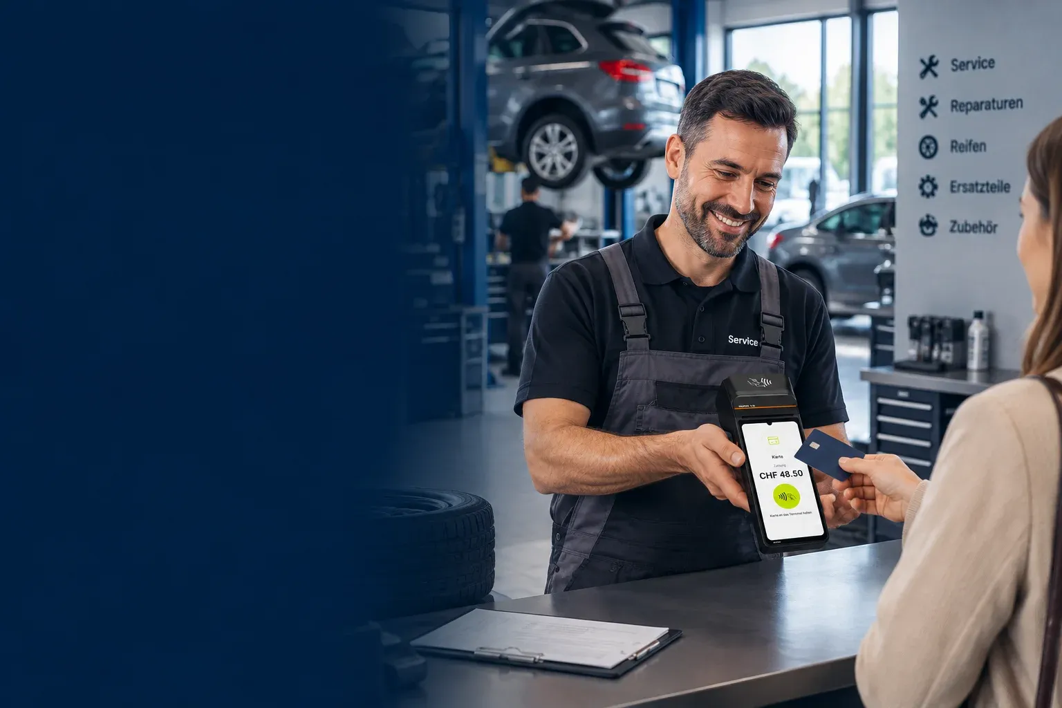 Am Empfang einer Schweizer Werkstatt hält ein Servicemitarbeiter das Zahlterminal hin, eine Kundin bezahlt kontaktlos mit der Karte; dahinter ein Auto auf der Hebebühne und die Tafel mit Service, Reparaturen, Reifen, Ersatzteilen und Zubehör